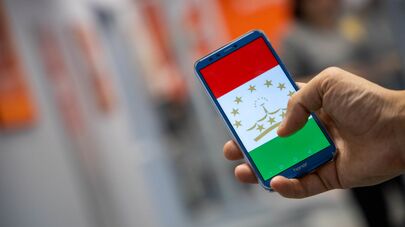 Флаг Таджикистана на экране телефона, архивное фото