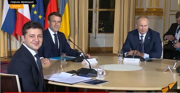 Путин подсказал Зеленскому, куда повернуться для совместного фото Путин подсказал Зеленскому, куда повернуться для совместного фото - Sputnik Тоҷикистон