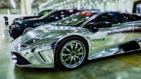 Автомобиль Lamborghini в хромированной виниловой пленке на VI международной специализированной выставке Московское тюнинг-шоу в МВЦ Крокус Экспо. - Sputnik Таджикистан