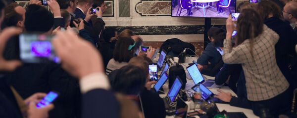 Журналисты смотрят трансляцию встречи глав государств-участников Нормандского формата в Елисейском дворце Журналисты смотрят трансляцию встречи глав государств-участников Нормандского формата в Елисейском дворце - Sputnik Таджикистан