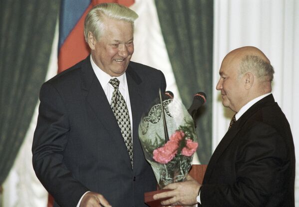 Президент РФ Борис Ельцин (слева) поздравляет мэра Москвы Юрия Лужкова (справа) с вручением ему награды Заслуженный строитель РФ - Sputnik Таджикистан
