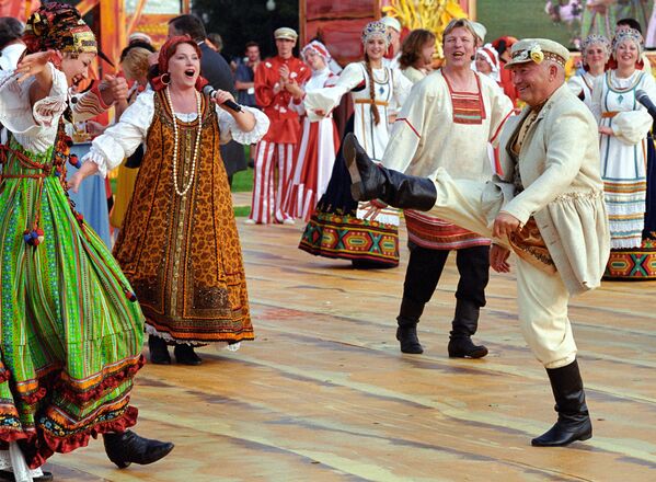 Мэр Москвы Юрий Лужков (справа) на церемонии открытия шестого Большого московского фестиваля пива - Sputnik Таджикистан