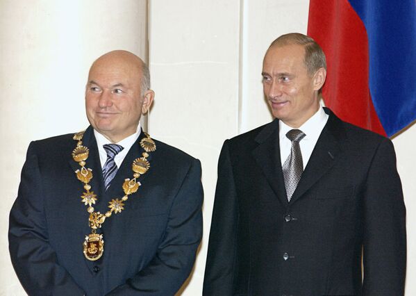 Юрий Лужков 7 декабря 2003 года в Белом зале мэрии Москвы во время торжественного вступления в должность столичного градоначальника - Sputnik Таджикистан