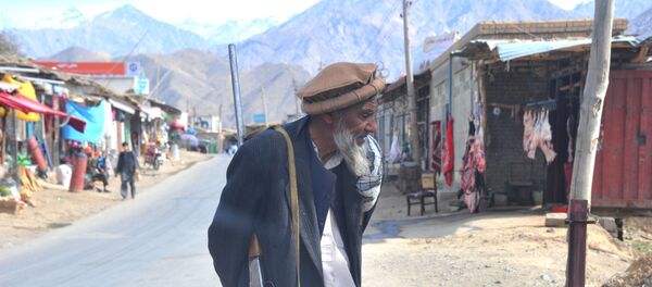 Житель Баграма (Исламская Республика Афганистан) с английской винтовкой БУР  - Sputnik Таджикистан