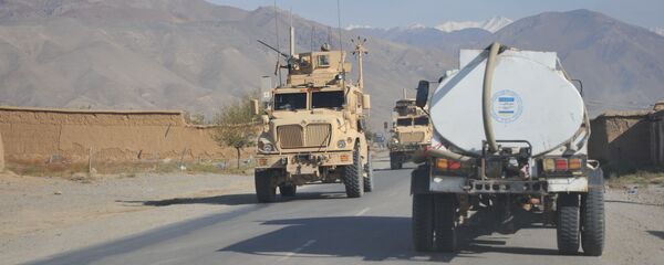 Бронетранспортер НАТО на трассе Кабул-Баграм - Sputnik Тоҷикистон