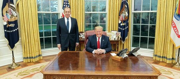 Министр иностранных дел РФ Сергей Лавров и президент США Дональд Трамп в Белом доме - Sputnik Таджикистан
