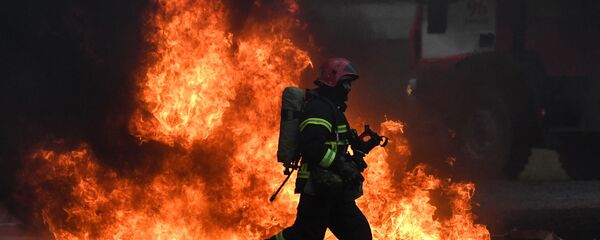 Сотрудник МЧС во время учений - Sputnik Тоҷикистон