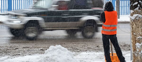 Уборка снега в Алматы после сильного снегопада - Sputnik Таджикистан