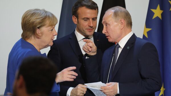 Канцлер Германии Ангела Меркель, президент Франции Эммануэль Макрон и президент России Владимир Путин - Sputnik Таджикистан