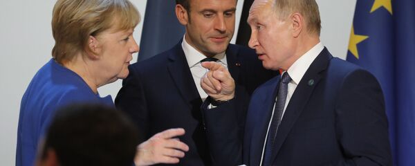 Канцлер Германии Ангела Меркель, президент Франции Эммануэль Макрон и президент России Владимир Путин - Sputnik Тоҷикистон