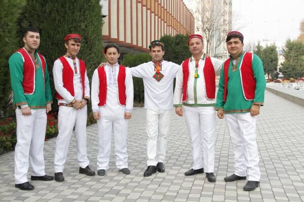 Шуҳрат Сайнаков дар бораи ташкили гурӯҳ, гурезагӣ, танзими тӯйҳо ва овозхонони қалбакӣ - Sputnik Тоҷикистон