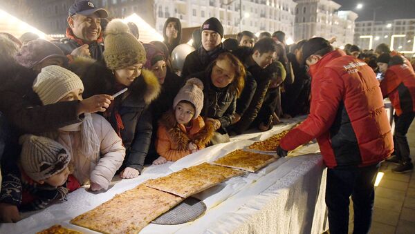В Ташкенте испекли гигантскую пиццу, хватило всем — видео - Sputnik Таджикистан
