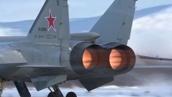 Сложный пилотаж летчиков истребителей МиГ-31 Морской авиации ТОФ - YouTube - Sputnik Таджикистан