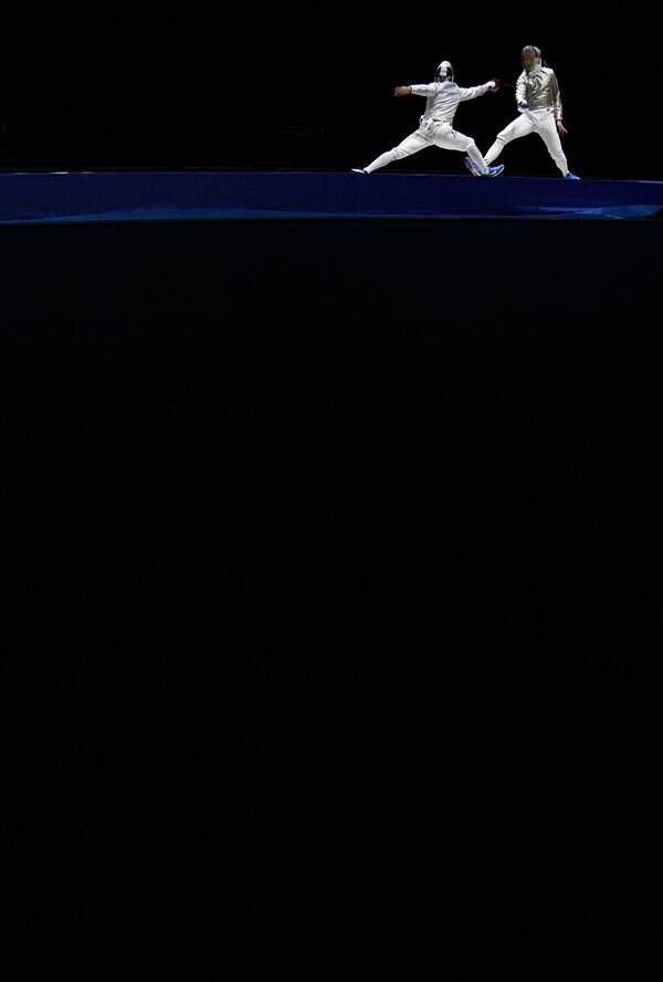 Боладе Апити и Макс Хартунг в полуфинальном поединке во время соревнований личного первенства среди мужчин на международном турнире по фехтованию Московская сабля-2019 - Sputnik Таджикистан