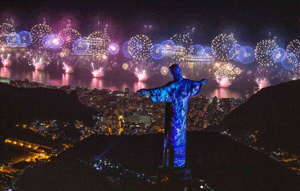 Статуя Христа-Искупителя во время запуска фейерверков при  праздновании Нового года в Рио-де-Жанейро - Sputnik Таджикистан