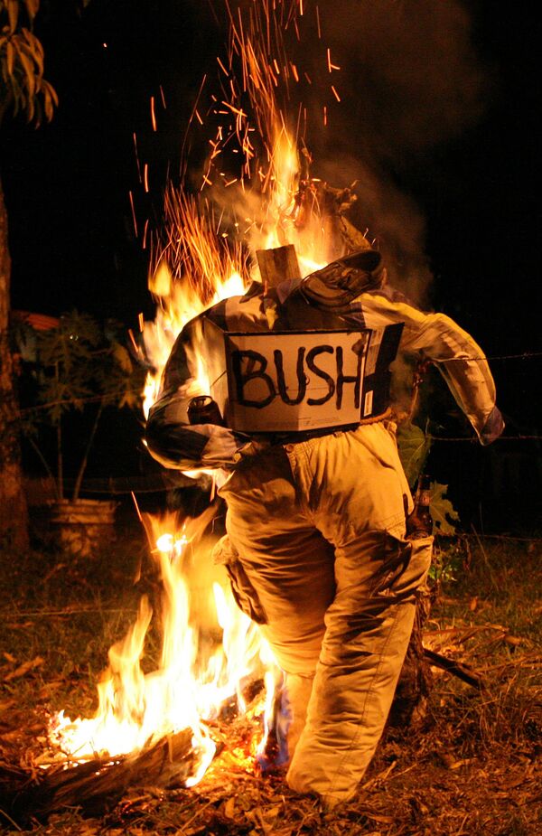 Горящее чучело с изображением Джорджа Буша во время празднования Нового года в Капире, Панама - Sputnik Таджикистан