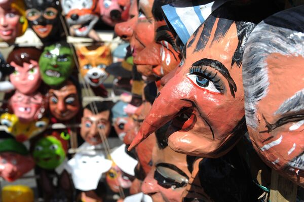 Традиционные новогодние маски перед празднованием Нового года в Кито, Эквадор - Sputnik Таджикистан
