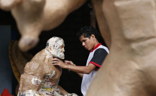 Изготовление традиционных статуй для празднования Нового года в Гуаякиле, Эквадор - Sputnik Таджикистан