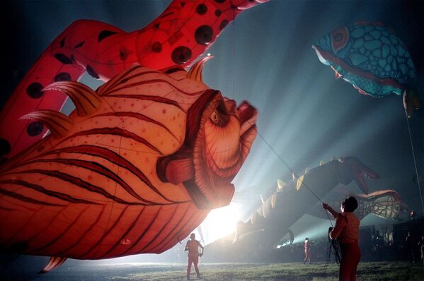 Гигантские шары в форме рыб, драконов, птиц и крокодилов во время празднования Нового года, Филиппины  - Sputnik Таджикистан