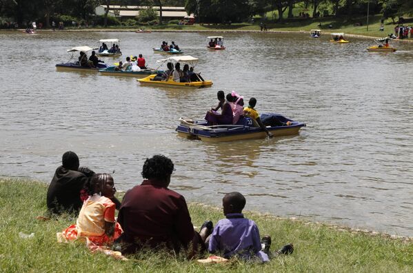 Лодки на озере во время празднования Нового года в парке Ууру, Найроби, Кения - Sputnik Таджикистан