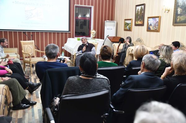 Поэзия под гитару: в Душанбе прошел творческий вечер Тимура Зульфикарова - Sputnik Таджикистан