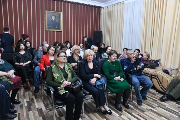 Поэзия под гитару: в Душанбе прошел творческий вечер Тимура Зульфикарова - Sputnik Таджикистан