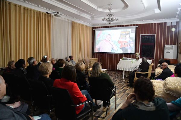 Поэзия под гитару: в Душанбе прошел творческий вечер Тимура Зульфикарова - Sputnik Таджикистан