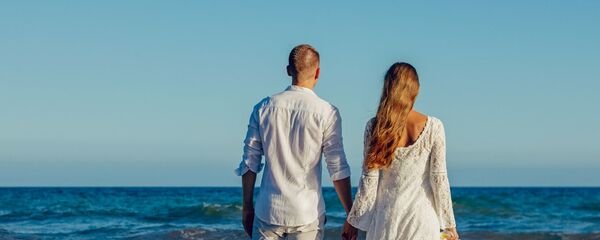 Молодая пара на берегу моря - Sputnik Таджикистан