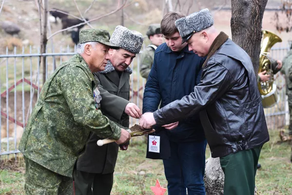 Акция Дорога памяти, посвященная воинам Красной Армии, погибшим за установление Советской власти в Таджикистане. Акция Дорога памяти, посвященная воинам Красной Армии, погибшим за установление Советской власти в Таджикистане. - Sputnik Тоҷикистон
