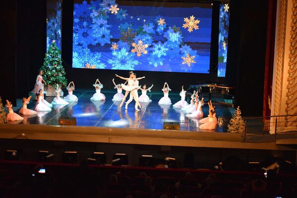 Балетное выступление на новогоднем концерте в Душанбе - Sputnik Таджикистан