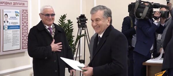 Шавкат Мирзиёев вместе с семьей проголосовал на выборах Шавкат Мирзиёев вместе с семьей проголосовал на выборах - Sputnik Таджикистан