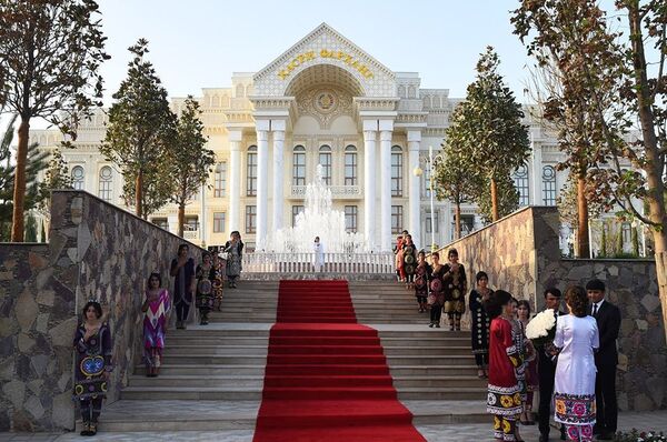 Қарори Ҳукумат барои ташкили Қасри ҷумҳуриявӣ дар Данғара бо 155 коргар-акс - Sputnik Тоҷикистон