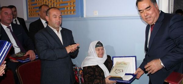 Раҷаббой Аҳмадзода, раиси вилояти Суғд ва Нурбибӣ Ҳоҷиева, сокини 84-сола аз ноҳияи Деваштич Раҷаббой Аҳмадзода, раиси вилояти Суғд ва Нурбибӣ Ҳоҷиева, сокини 84-сола аз ноҳияи Деваштич - Sputnik Тоҷикистон