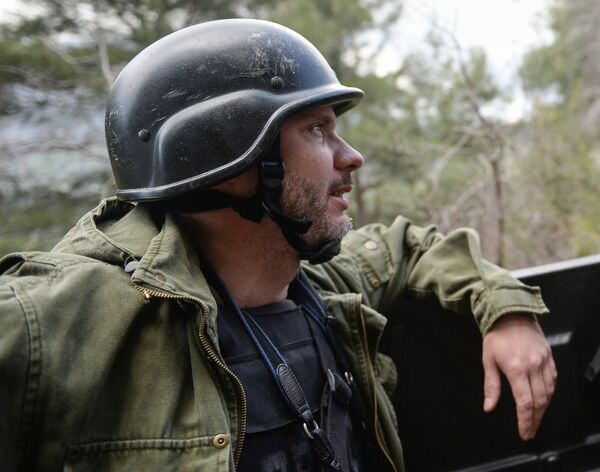 Специальный фотокорреспондент МИА &quot;Россия сегодня&quot; Андрей Стенин в одной из зон боевых действий. - Sputnik Таджикистан