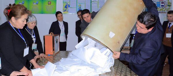 Подсчет голосов на парламентских выборах в Узбекистане. Подсчет голосов на парламентских выборах в Узбекистане. - Sputnik Таджикистан
