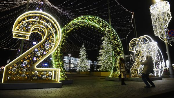 Новогоднее украшение центральных площадей и улиц Москвы - Sputnik Таджикистан