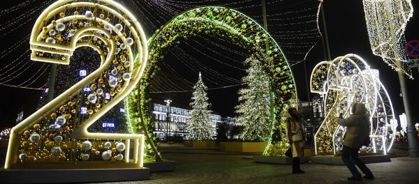 Новогоднее украшение центральных площадей и улиц Москвы Новогоднее украшение центральных площадей и улиц Москвы - Sputnik Таджикистан