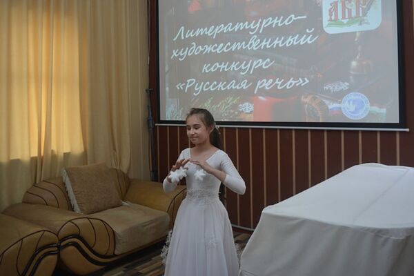 Таджикские школьники декламировали Пушкина и Пастернака на конкурсе Русская речь Таджикские школьники декламировали Пушкина и Пастернака на конкурсе Русская речь - Sputnik Таджикистан