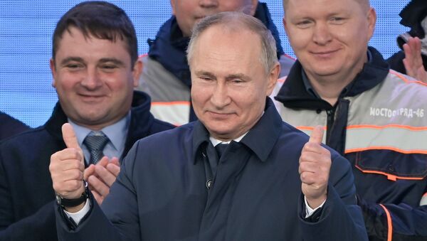  Президент России Владимир Путин на церемонии открытия движения по железнодорожной части Крымского моста  - Sputnik Таджикистан