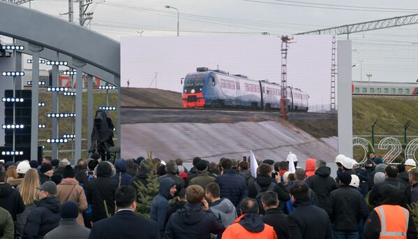 Трансляция прибытия первого рельсового автобуса перед церемонией открытия движения по железнодорожной части Крымского моста  - Sputnik Таджикистан