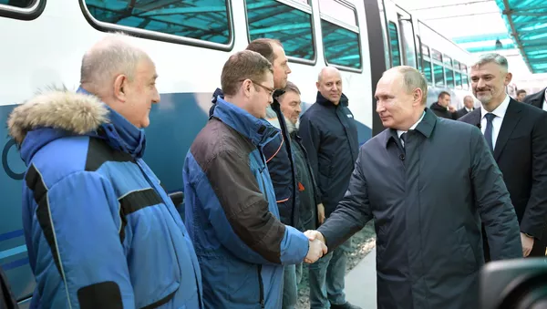 Президент России Владимир Путин на вокзальном комплексе железнодорожной станции Керчь Южная. Новый парк перед поездкой на рельсовом автобусе по железной дороге Крымского моста - Sputnik Тоҷикистон