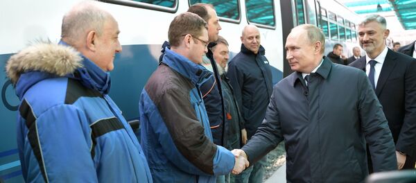 Президент России Владимир Путин на вокзальном комплексе железнодорожной станции Керчь Южная. Новый парк перед поездкой на рельсовом автобусе по железной дороге Крымского моста - Sputnik Тоҷикистон