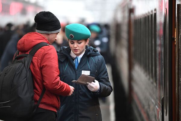 Проверка билетов у пассажиров первого именного состава Таврия - Sputnik Таджикистан