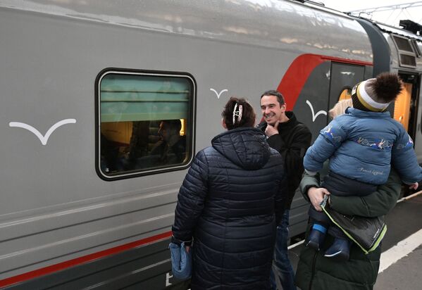 Пассажиры у поезда Таврия из Санкт-Петербурга в Крым - Sputnik Таджикистан