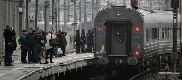 Первый именной состав Таврия во время отправления от перрона на Московского вокзала из Санкт-Петербурга в Севастополь - Sputnik Таджикистан