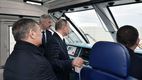 Владимир Путин на запуске ж/д сообщения по Крымскому мосту - Sputnik Таджикистан