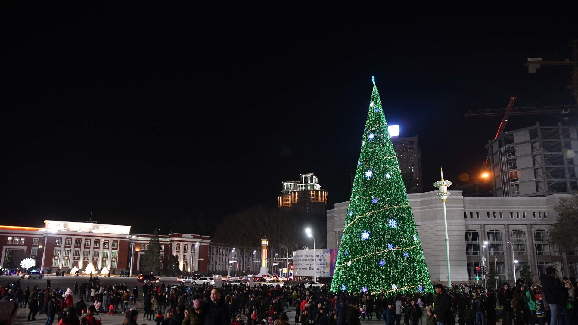 Новогодняя елка в Душанбе  - Sputnik Таджикистан, 1920, 31.12.2021