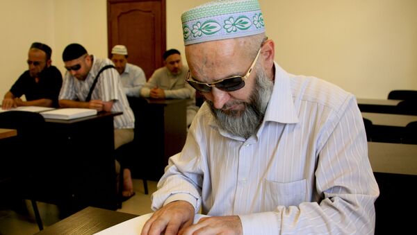 Школа по обучению слепых чтению Корана в Грозном - Sputnik Тоҷикистон