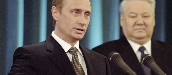 Владимир Путин (слева) дает присягу Президента Российской Федерации. Справа – первый Президент России Борис Ельцин - Sputnik Таджикистан