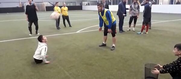 Хабиб Нурмагомедов сыграл в футбол с Али Турганбековым - YouTube - Sputnik Тоҷикистон